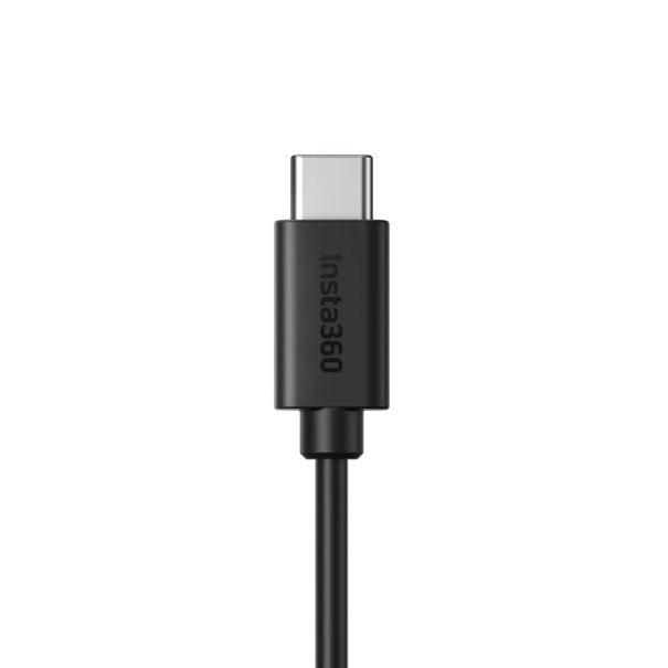 Insta 360 - Cavo USB C da 50 cm visto da vicino su un connettore