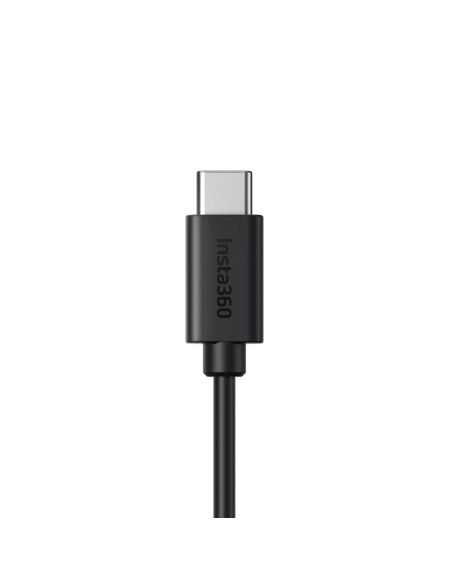 Insta 360 - Cavo USB C da 50 cm visto da vicino su un connettore