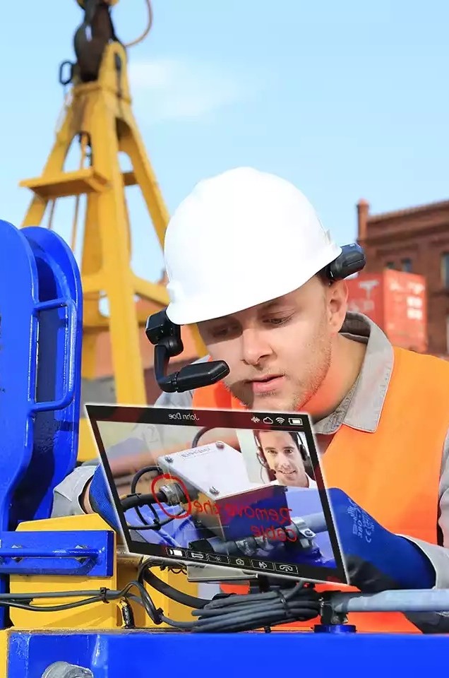 Operatore con occhiali AR in un cantiere
