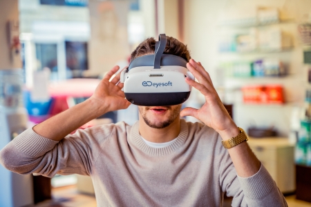 Homme avec casque VR Eyesoft