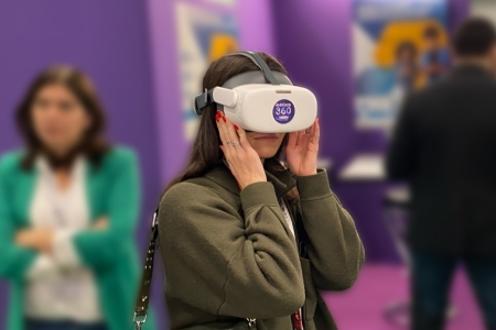 Donna con visore VR Métiers360