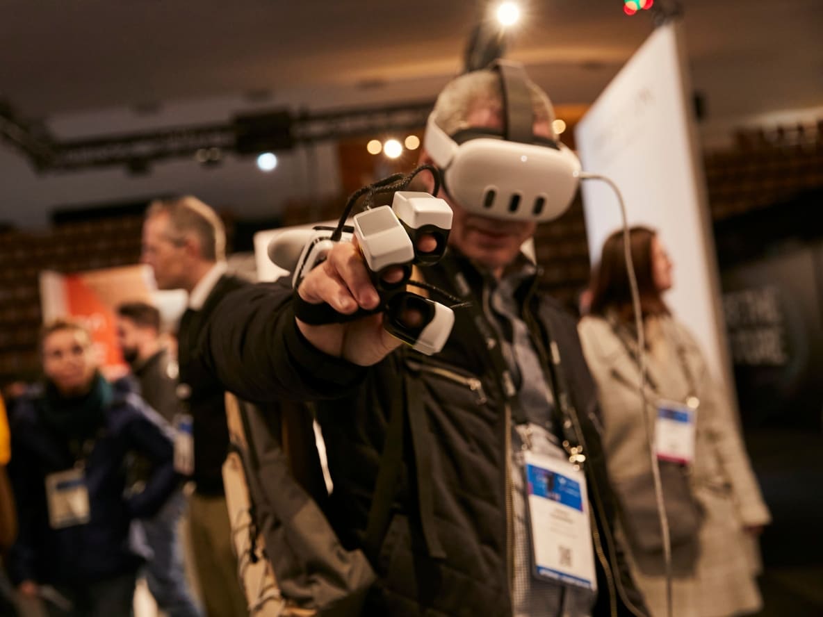 Signore con visore VR